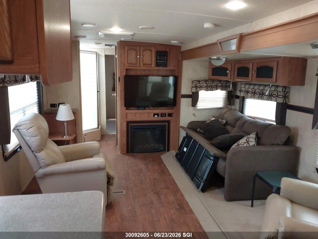 30092605 :رقم المزاد ، 4X4TFLF2XF1865433 vin ، 2015 Forest River Inc. Flagstaff 30wfkss مزاد بيع