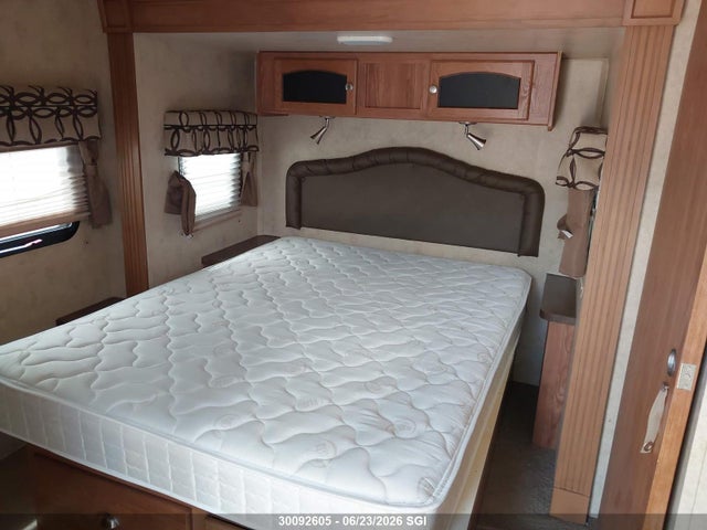 30092605 :رقم المزاد ، 4X4TFLF2XF1865433 vin ، 2015 Forest River Inc. Flagstaff 30wfkss مزاد بيع