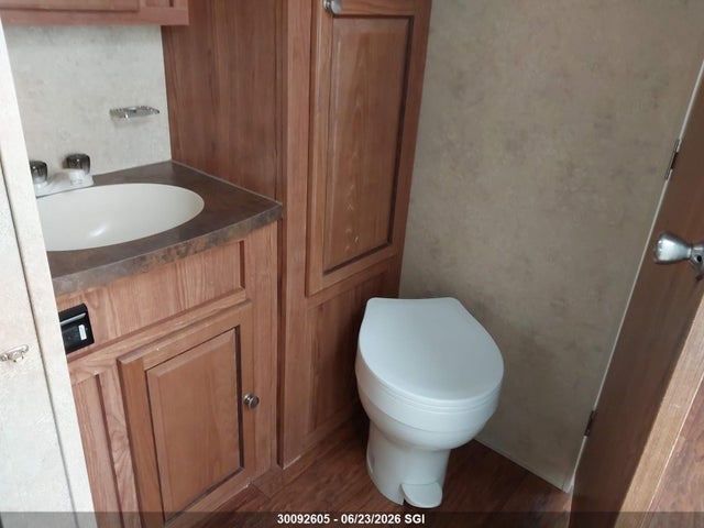 30092605 :رقم المزاد ، 4X4TFLF2XF1865433 vin ، 2015 Forest River Inc. Flagstaff 30wfkss مزاد بيع