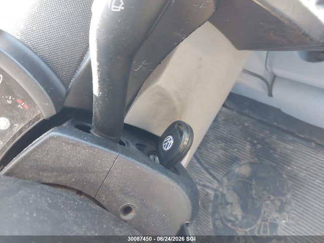 2000 Volkswagen New Beetle Gls მანქანა იყიდება აუქციონზე, vin: 3VWCA21C9YM418481, აუქციონის ნომერი: 30087450