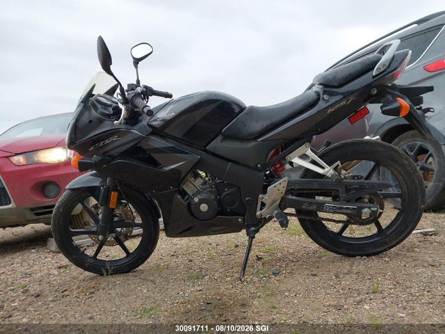 30091711 :رقم المزاد ، MLHJC392785100450 vin ، 2008 Honda Cbr125-r مزاد بيع