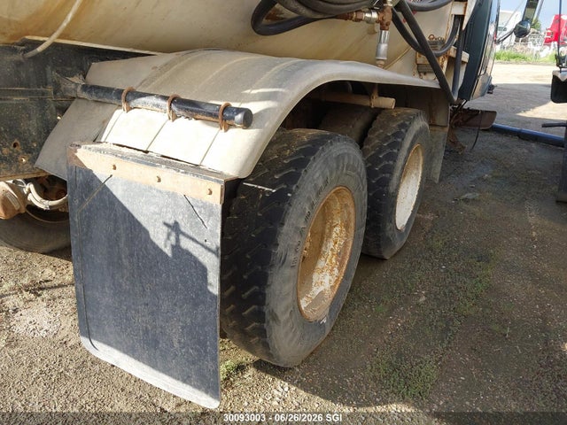 30093003 :رقم المزاد ، 1FDYW86E2WVA33592 vin ، 1998 Ford H-series Lt8501 مزاد بيع