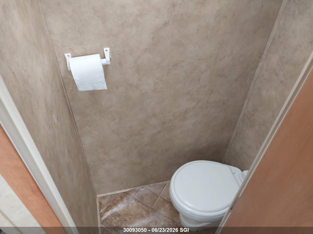30093050 :رقم المزاد ، 4YDF276229C502961 vin ، 2009 Keystone  مزاد بيع
