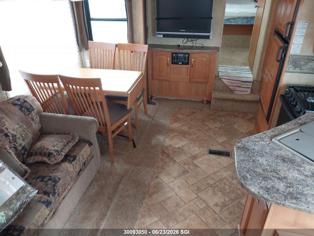 30093050 :رقم المزاد ، 4YDF276229C502961 vin ، 2009 Keystone  مزاد بيع
