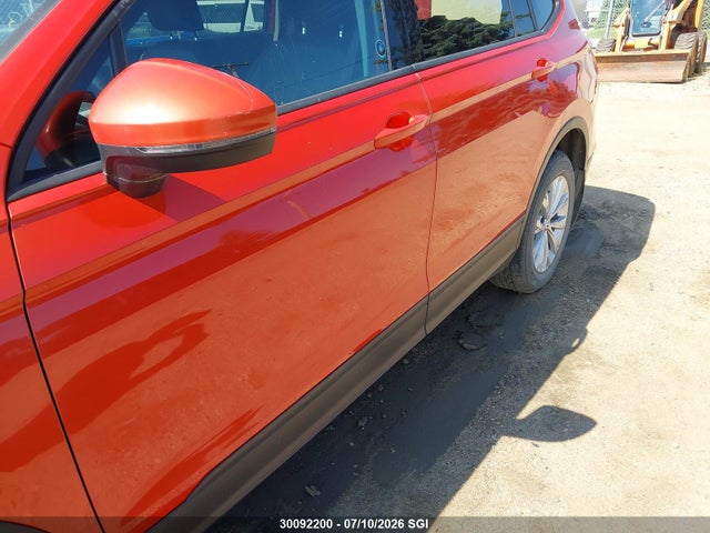 3VV0B7AX8JM041233 Volkswagen TIGUAN S