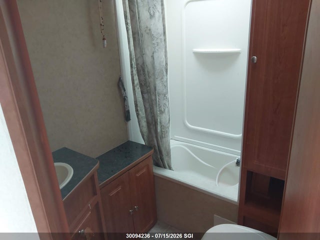 30094236 :رقم المزاد ، 4WYT32R2891750988 vin ، 2009 R-vision  مزاد بيع