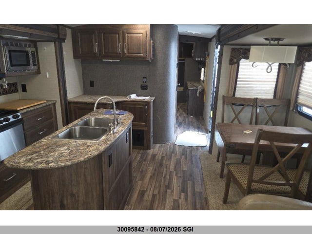 30095842 :رقم المزاد ، 4YDT30R23FV506150 vin ، 2015 Keystone  مزاد بيع