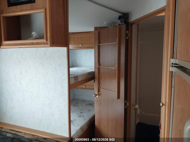 Продажа на аукционе авто 2000 Vanguard National Trailer Corp Vanguard Std, vin: 2PEFB2262Y1200824, номер лота: 30095903