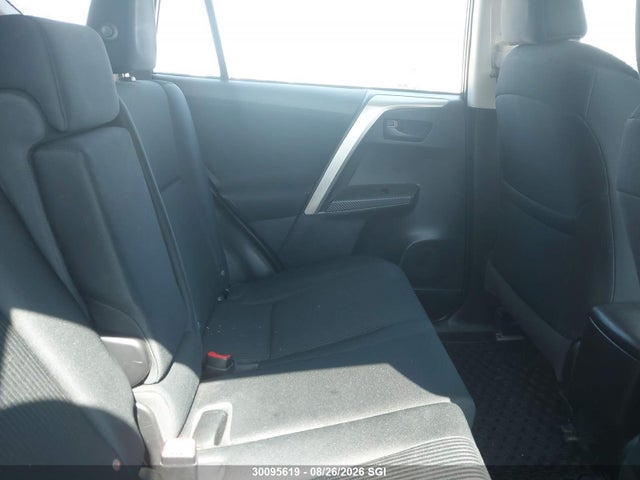 2T3BFREV5FW317597 Toyota RAV4 LE