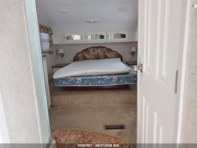 30095997 :رقم المزاد ، 4YDF29F214G908470 vin ، 2004 Keystone Keystone مزاد بيع