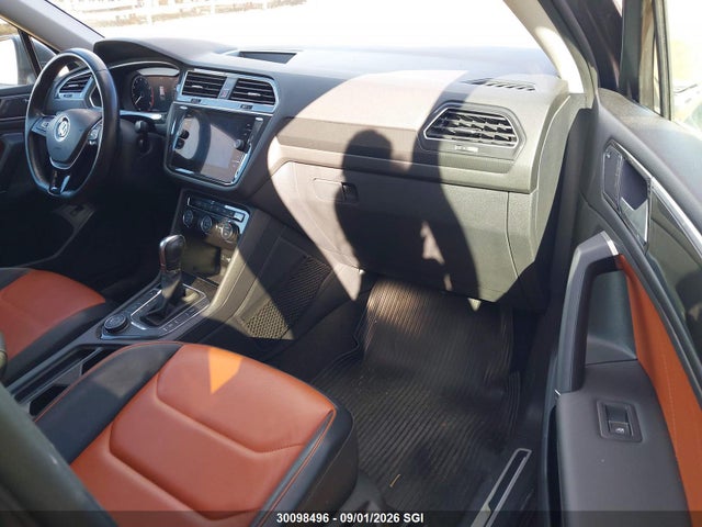 30098496 :رقم المزاد ، 3VV4B7AX6JM190290 vin ، 2018 Volkswagen Tiguan Sel Premium مزاد بيع