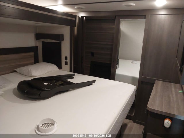 30098545 :رقم المزاد ، 4YDF36022M9321624 vin ، 2021 Keystone Cruiser مزاد بيع