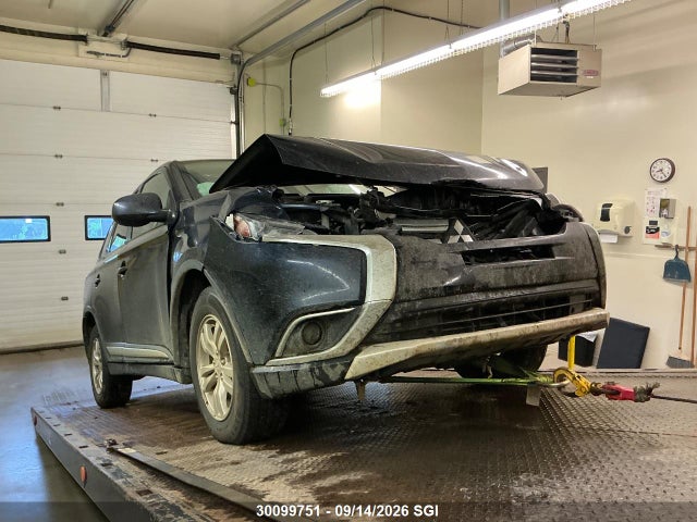 JA4AZ2A39JJ600312 Mitsubishi Outlander Es