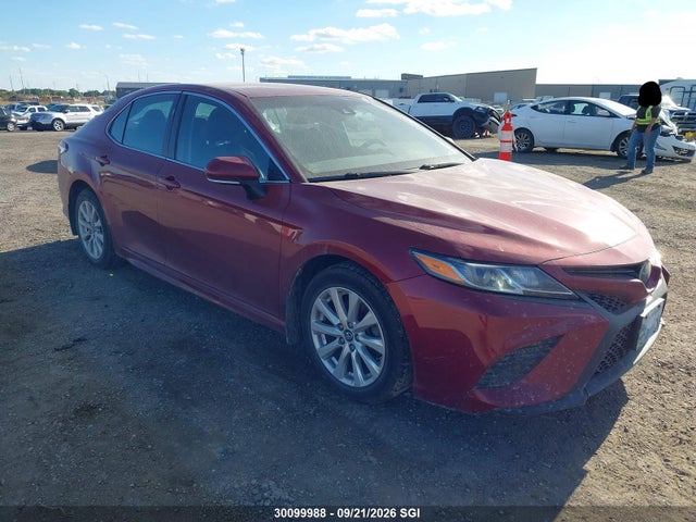 30099988 :رقم المزاد ، 4T1B11HKXJU591008 vin ، 2018 Toyota Camry L/le/xle/se/xse مزاد بيع