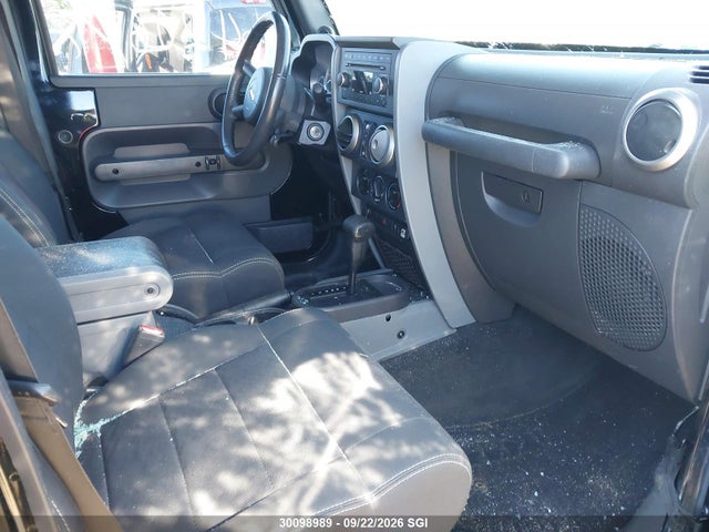 30098989 :رقم المزاد ، 1J4BA3H15AL198749 vin ، 2010 Jeep Wrangler Unlimited Sport مزاد بيع
