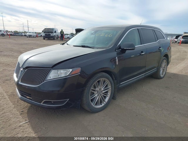 Lincoln MKT 2014 2LMHJ5AT2EBL57160 Image 2