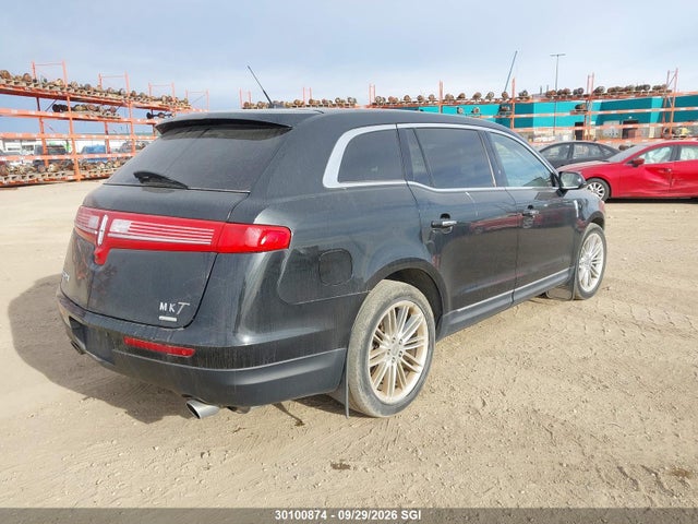Lincoln MKT 2014 2LMHJ5AT2EBL57160 Image 4