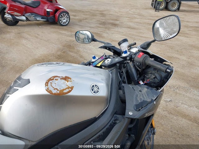 30100893 :رقم المزاد ، JYARJ06N73A000062 vin ، 2003 Yamaha Yzfr6 Sb مزاد بيع