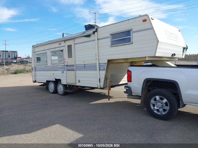 1988 Travelaire Fifth Wheel Camper მანქანა იყიდება აუქციონზე, vin: 2TT245W08J1R20499, აუქციონის ნომერი: 30100965