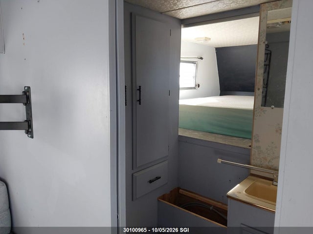 1988 Travelaire Fifth Wheel Camper მანქანა იყიდება აუქციონზე, vin: 2TT245W08J1R20499, აუქციონის ნომერი: 30100965