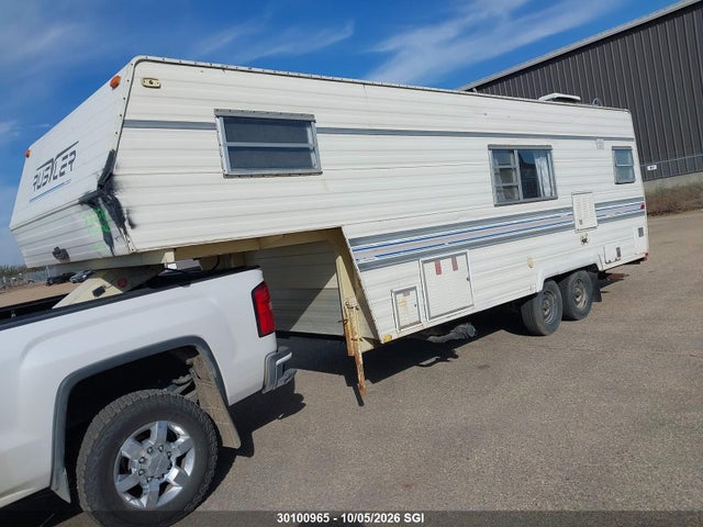 1988 Travelaire Fifth Wheel Camper მანქანა იყიდება აუქციონზე, vin: 2TT245W08J1R20499, აუქციონის ნომერი: 30100965