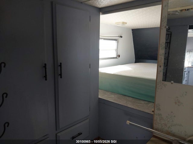 1988 Travelaire Fifth Wheel Camper მანქანა იყიდება აუქციონზე, vin: 2TT245W08J1R20499, აუქციონის ნომერი: 30100965