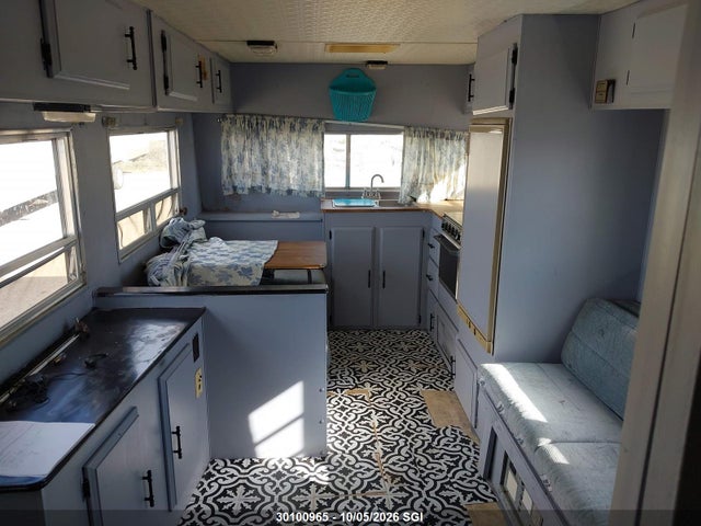 1988 Travelaire Fifth Wheel Camper მანქანა იყიდება აუქციონზე, vin: 2TT245W08J1R20499, აუქციონის ნომერი: 30100965