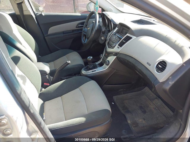 30100668 :رقم المزاد ، 1G1PB5SH4C7112958 vin ، 2012 Chevrolet Cruze Ls مزاد بيع