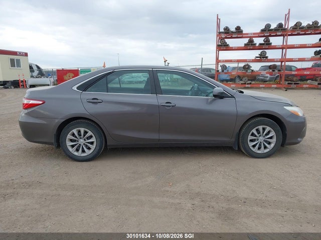 30101634 :رقم المزاد ، 4T1BF1FK3HU296685 vin ، 2017 Toyota Camry Le/xle/se/xse مزاد بيع