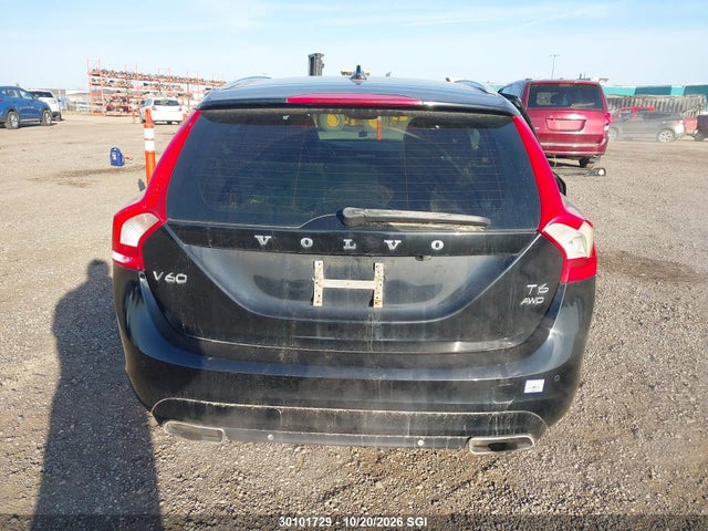 30101729 :رقم المزاد ، YV1902SM8F1268262 vin ، 2015 Volvo V60 T6 Platinum مزاد بيع