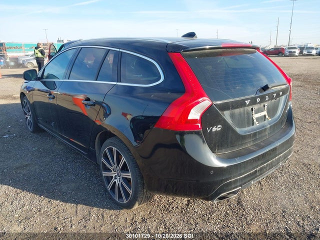 30101729 :رقم المزاد ، YV1902SM8F1268262 vin ، 2015 Volvo V60 T6 Platinum مزاد بيع