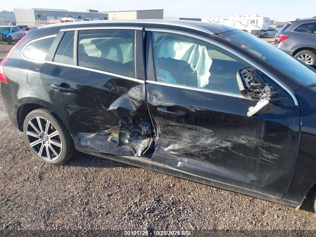 30101729 :رقم المزاد ، YV1902SM8F1268262 vin ، 2015 Volvo V60 T6 Platinum مزاد بيع