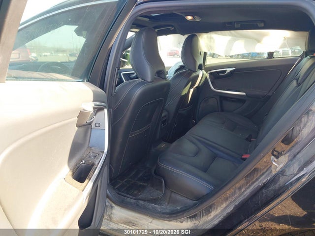30101729 :رقم المزاد ، YV1902SM8F1268262 vin ، 2015 Volvo V60 T6 Platinum مزاد بيع