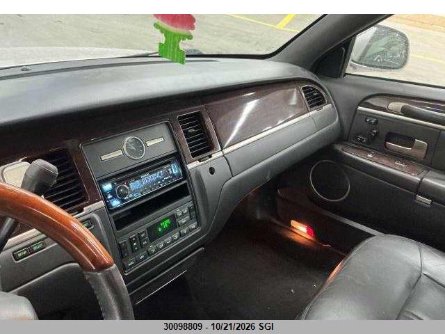 Продаж на аукціоні авто 2008 Lincoln Town Car Signature Limited, vin: 2LNHM82V38X647368, номер лоту: 30098809