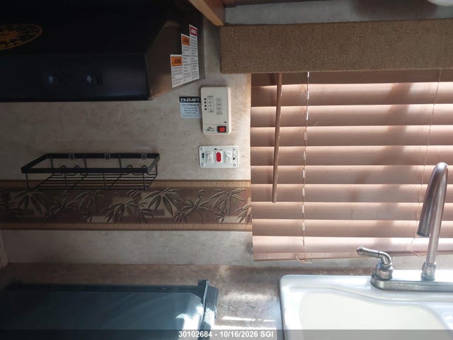 30102684 :رقم المزاد ، 4YDT26028CG102263 vin ، 2011 Keystone Keystone مزاد بيع