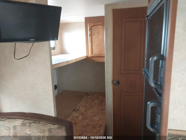 30102684 :رقم المزاد ، 4YDT26028CG102263 vin ، 2011 Keystone Keystone مزاد بيع