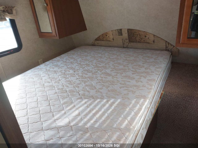 30102684 :رقم المزاد ، 4YDT26028CG102263 vin ، 2011 Keystone Keystone مزاد بيع