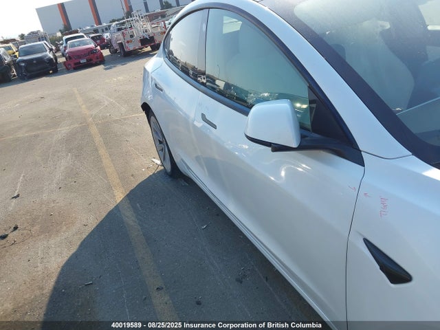 5YJ3E1EA3MF929385 Tesla 2021