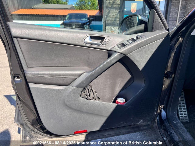 WVGNV7AX9HK039421 Volkswagen Tiguan