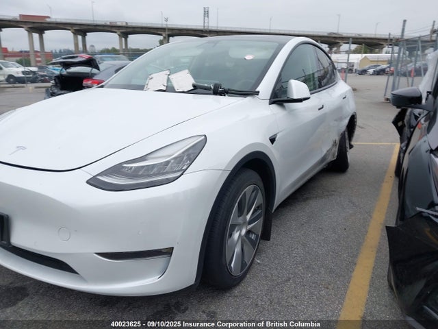 Tesla Model Y 2022 7SAYGDEE1NF435597 Image 2
