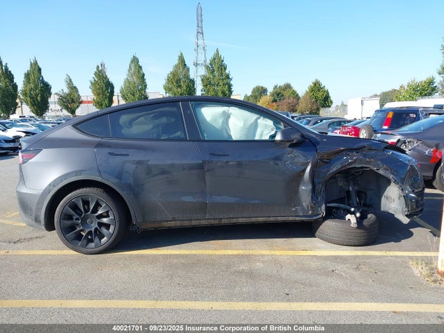 Tesla Model Y 2024 7SAYGDED4RF990704 Image 13