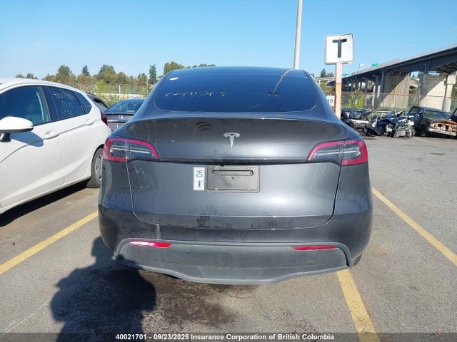 Tesla Model Y 2024 7SAYGDED4RF990704 Image 16