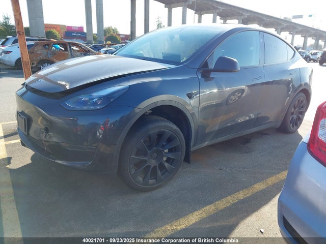 Tesla Model Y 2024 7SAYGDED4RF990704 Image 2