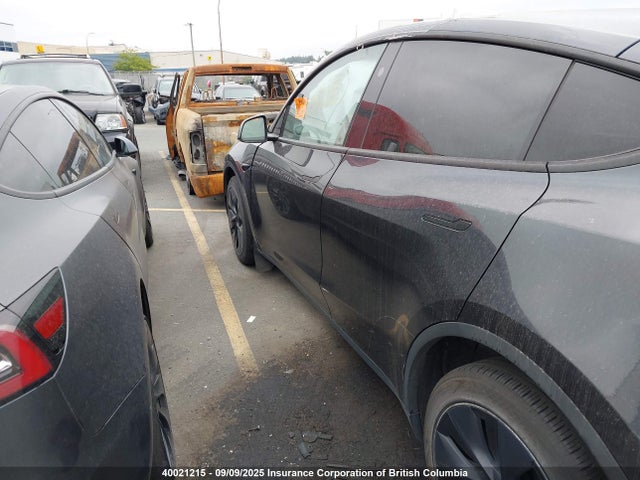 7SAYGDEE7RF105744 Tesla Model Y