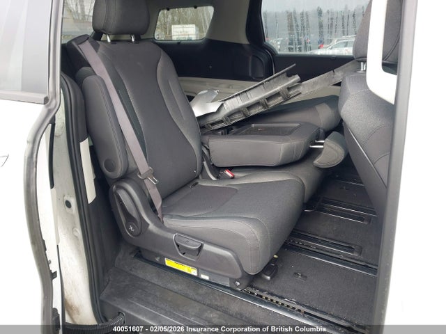 KNDNB5H3XR6425781 KIA Carnival Lx