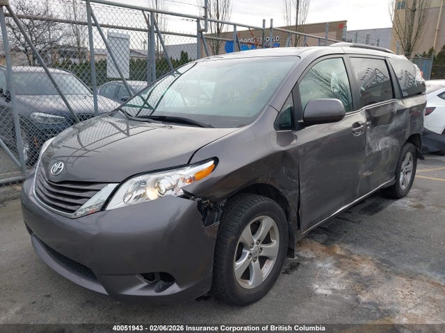 5TDKK3DC2GS709528 Toyota SIENNA LE