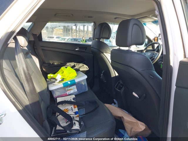 KM8J33A42HU428120 Hyundai TUCSON SE