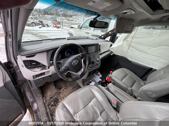 40057054 :رقم المزاد ، 5TDDK3DC0FS122946 vin ، 2015 Toyota Sienna Xle/limited مزاد بيع