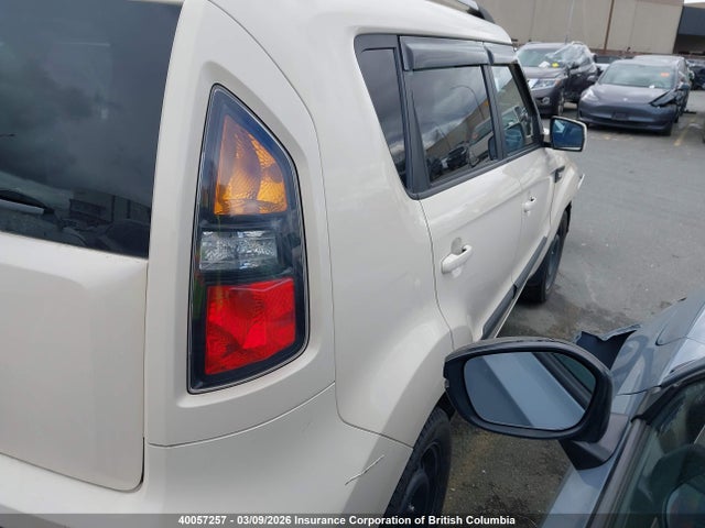 40057257 :رقم المزاد ، KNDJT2A20B7732033 vin ، 2011 Kia Soul +/!/sport مزاد بيع