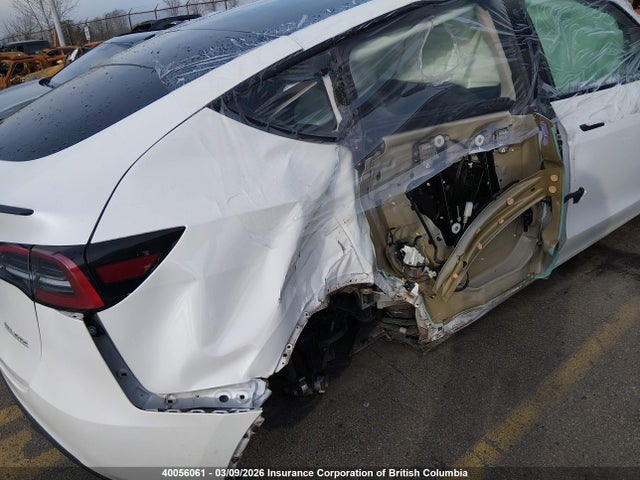 Tesla Model Y 2023 LRWYGDEF8PC136496 Image 12